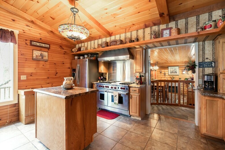 Cabin W Pool Access Chef's Kitchen