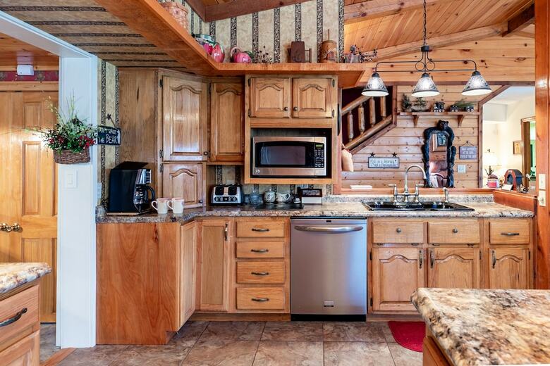 Cabin W Pool Access Chef's Kitchen