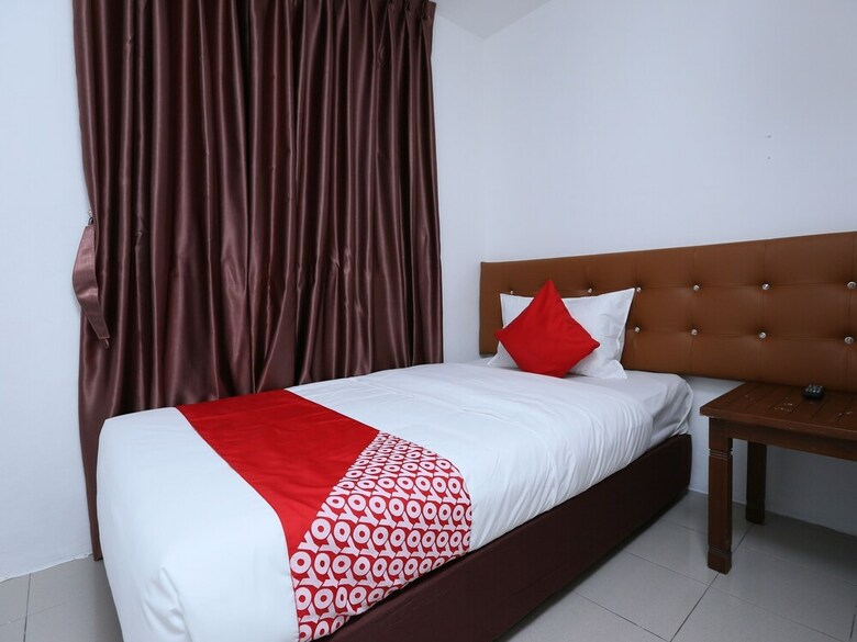 Oyo 89672 Eg Hotel Jj