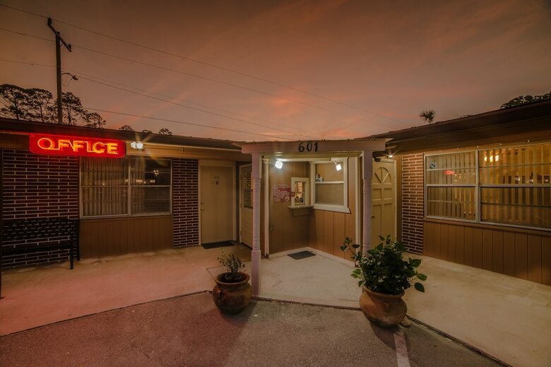 Motel Deluxe Inn