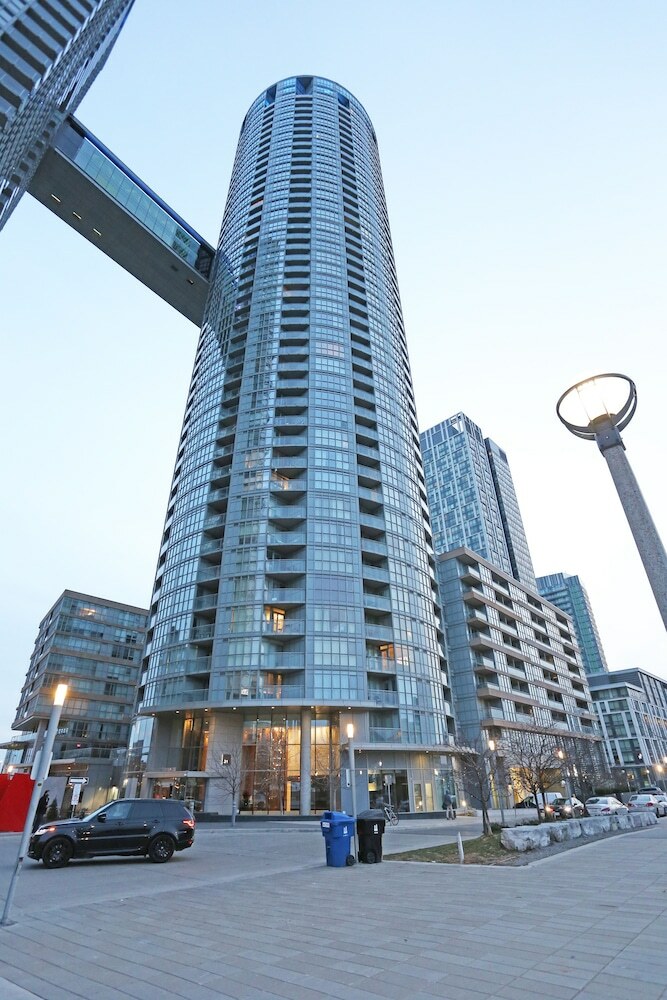 Fabulous Condo In Heart Of Downtown