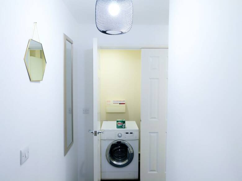 Central Apartment With Free Parking - By Doze