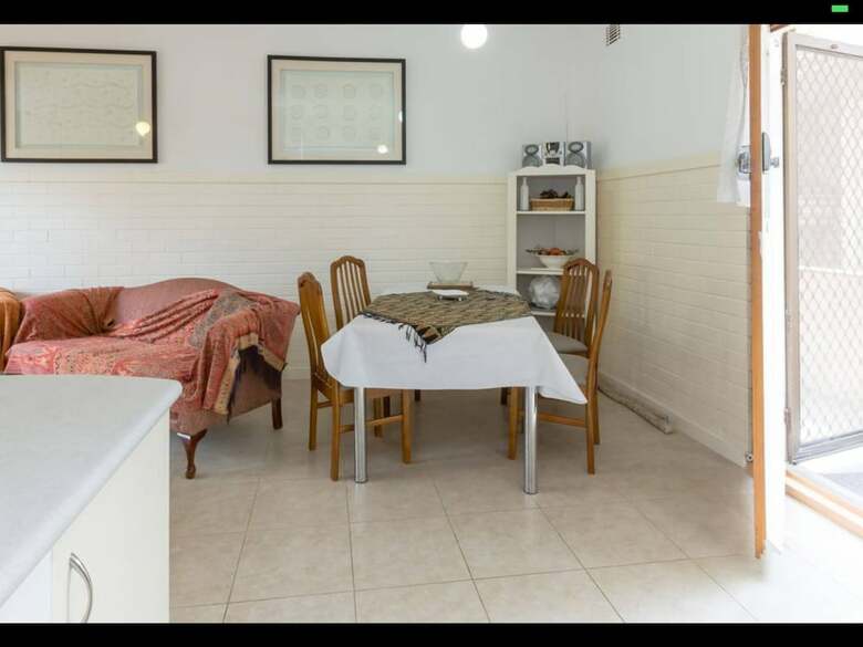 Apartamentos B6 Cafes And Restaurants Close To Uwa