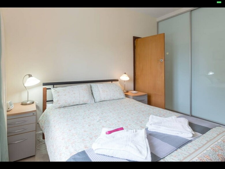 Apartamentos B6 Cafes And Restaurants Close To Uwa