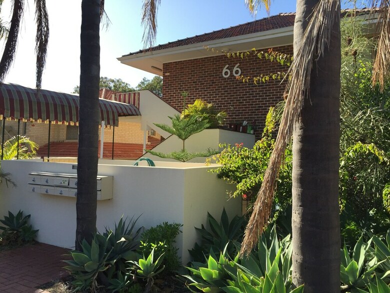 Apartamentos B6 Cafes And Restaurants Close To Uwa