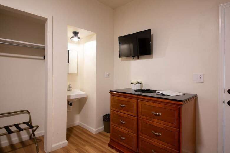 Hostal Anchor Pointe Inn