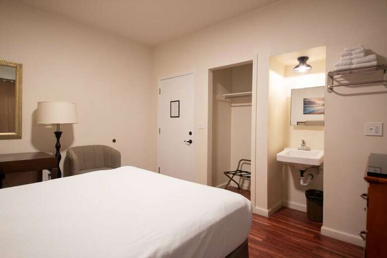 Hostal Anchor Pointe Inn