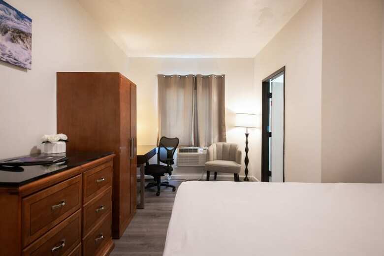 Hostal Anchor Pointe Inn