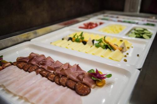 Hostal Corvin Pension And Restaurant