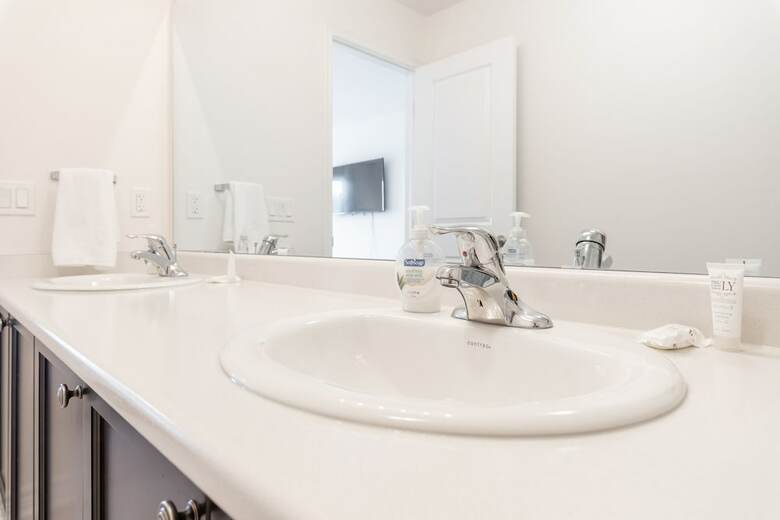 Elegant Brand New Town House