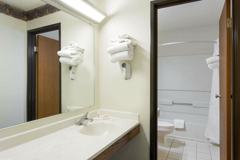 Hotel Super 8 By Wyndham Greensboro/coliseum/conv.