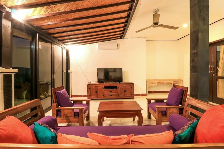 Hostal Oyo 2542 Villa Iluka 2