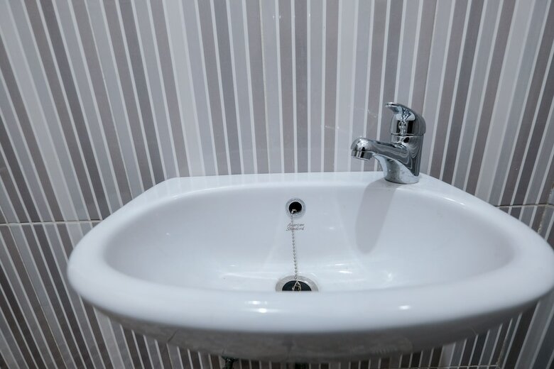 Hostal Oyo 2587 Enfaza Guesthouse