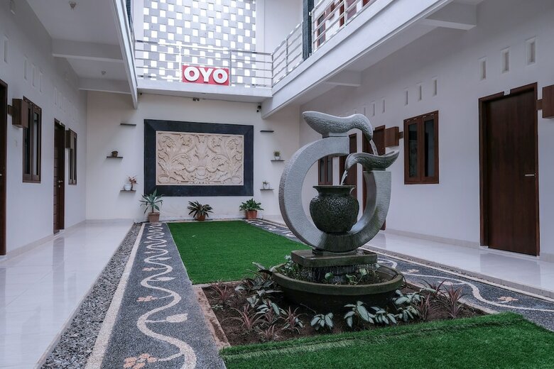 Hostal Oyo 2587 Enfaza Guesthouse
