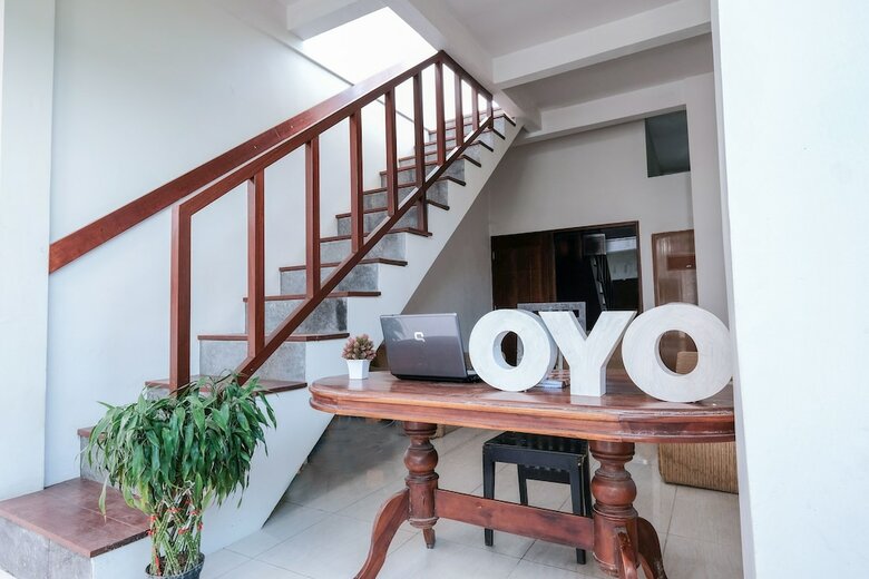 Hostal Oyo 2587 Enfaza Guesthouse