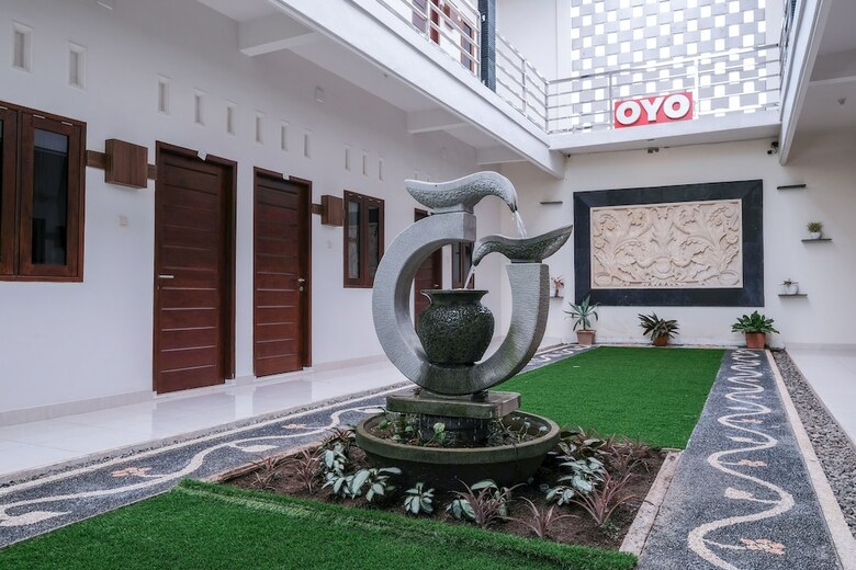 Hostal Oyo 2587 Enfaza Guesthouse