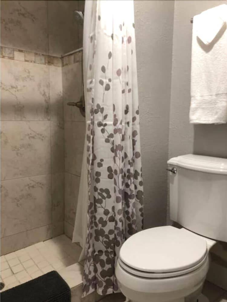 6151 Sandcrest � Next To Universal. Pool Sleep 9. Walk To Park