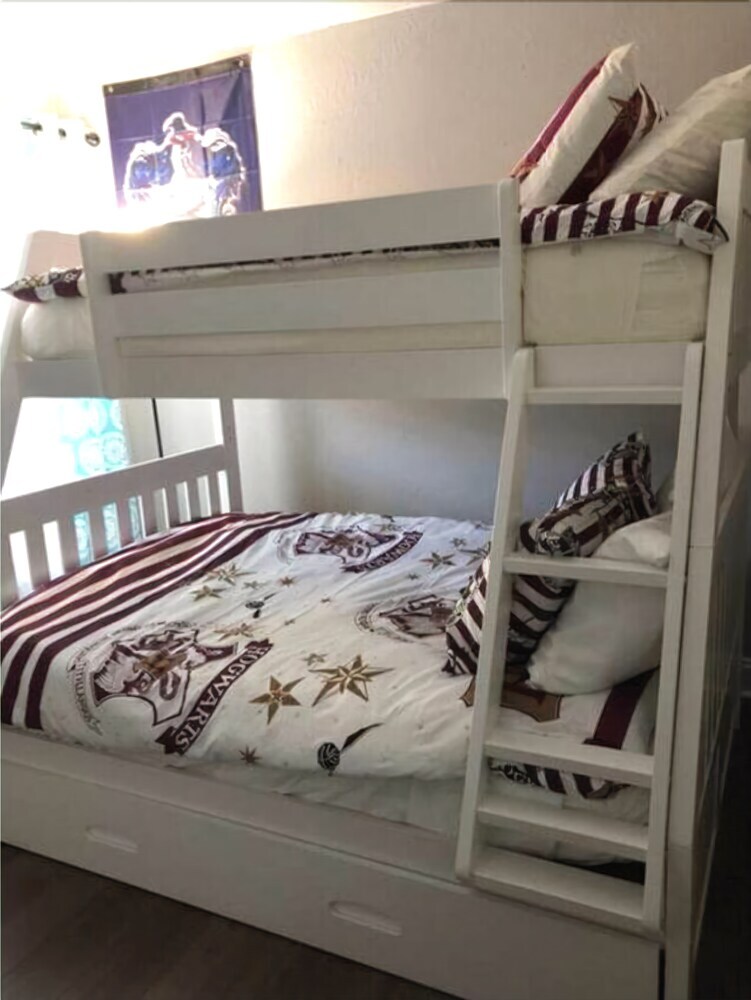 6151 Sandcrest � Next To Universal. Pool Sleep 9. Walk To Park