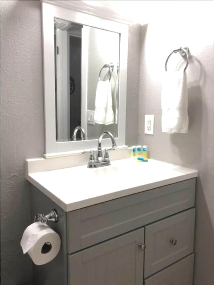 6151 Sandcrest � Next To Universal. Pool Sleep 9. Walk To Park