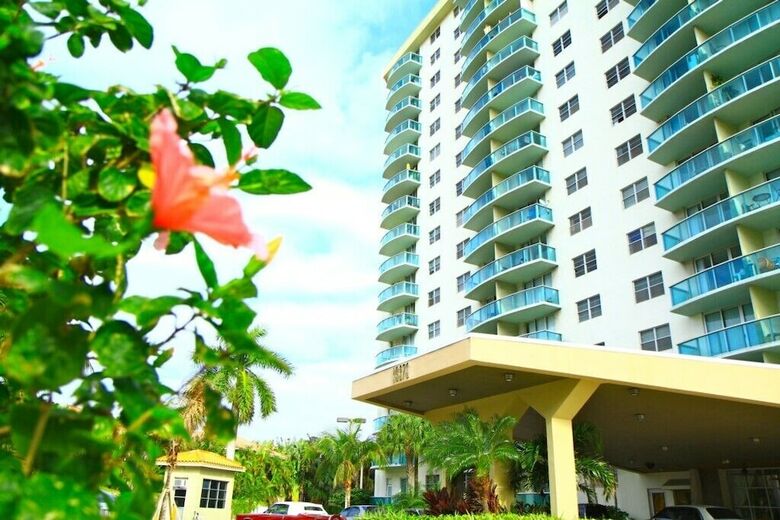 1 Bedroom +den Bay View Or620