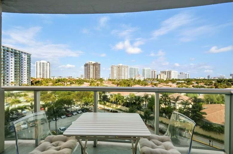 1 Bedroom +den Bay View Or620