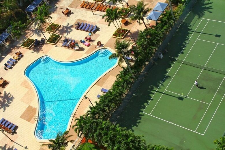 1 Bedroom +den Bay View Or620