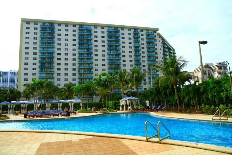 Premium 2 Bedroom + Den Apartment Or201