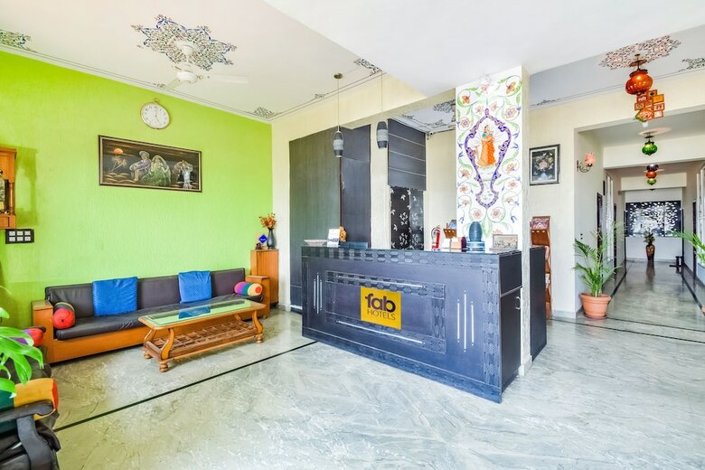 Fabhotel Everest International