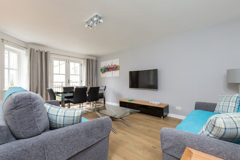 415 Huntingdon Place Apartment