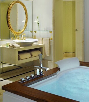 Cairo Marriott Hotel & Omar Khayyam Casino