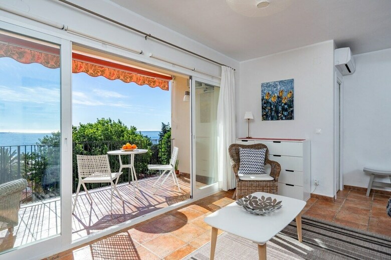 Lovely Beachfront Apartment With Sunny Balcony Ref 35