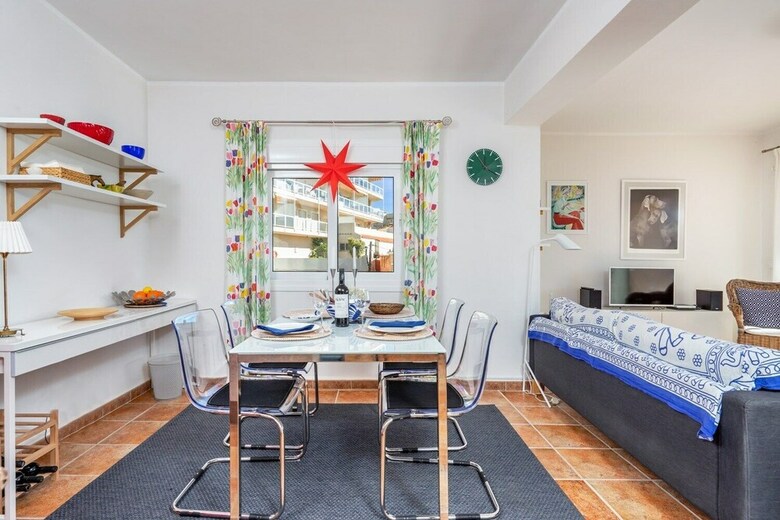 Lovely Beachfront Apartment With Sunny Balcony Ref 35