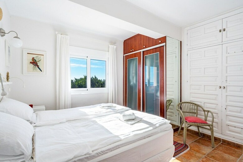 Lovely Beachfront Apartment With Sunny Balcony Ref 35