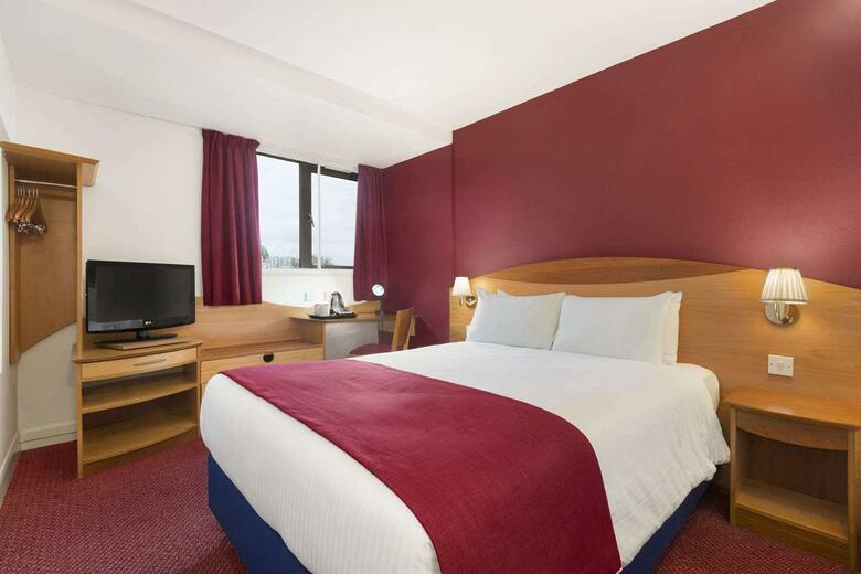Waterloo Hub Hotel & Suites