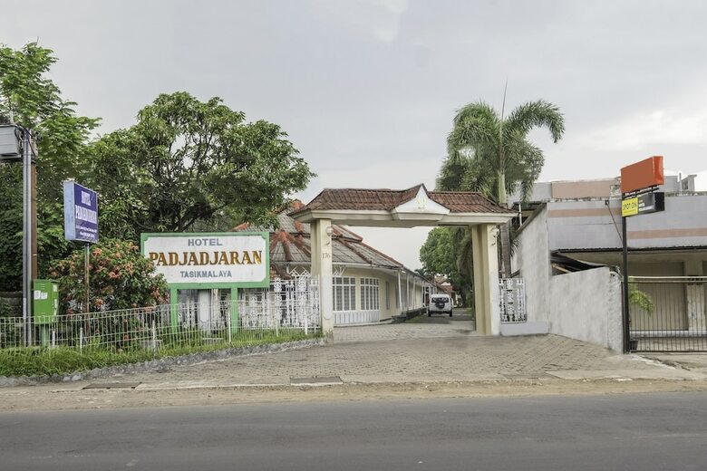 Hostal Spot On 2341 Hotel Padjajaran 2