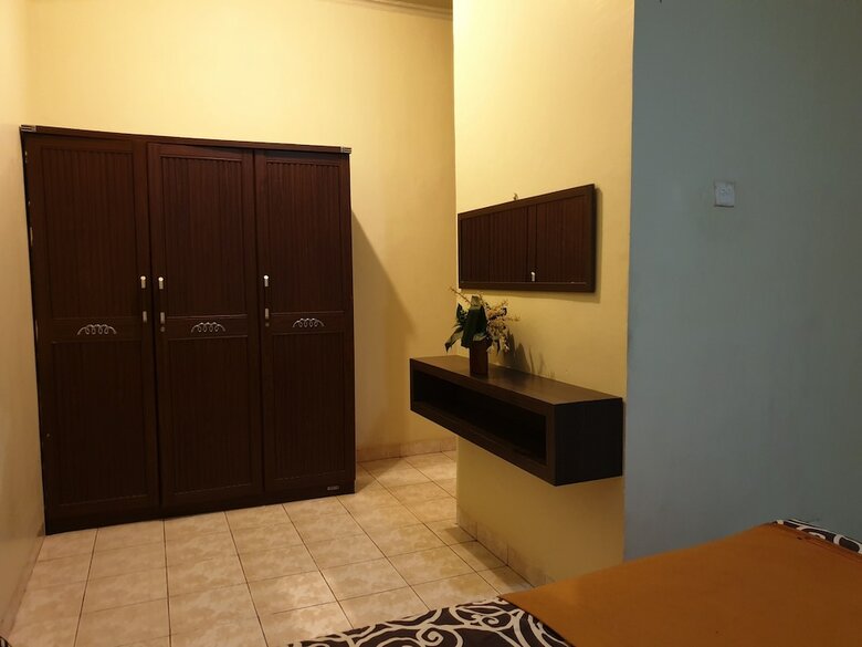 Hostal Oyo 2375 Faris Homestay