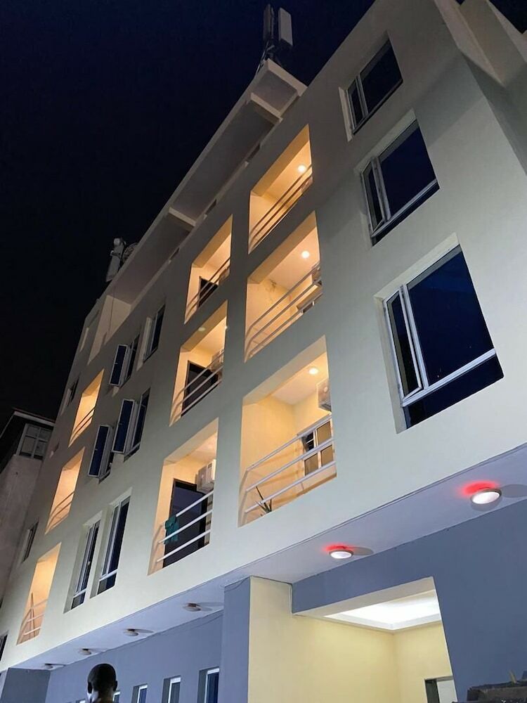 Posh Hotel And Suites