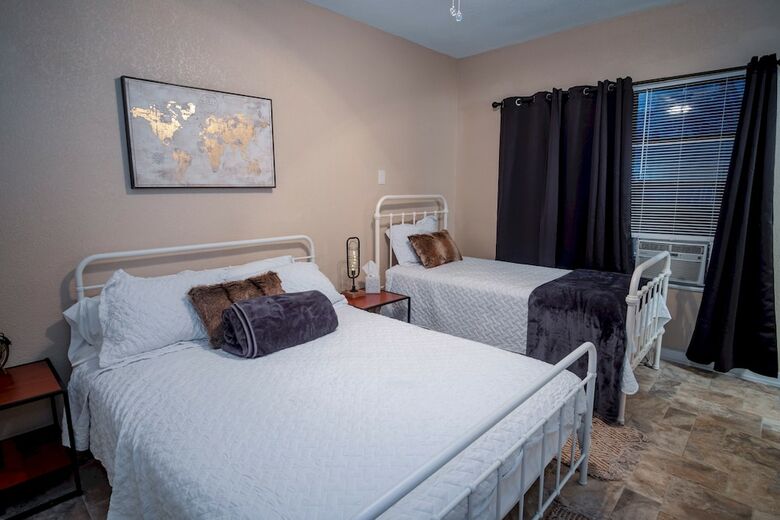 Cozy Downtown Guest House 2br/1ba Sleeps 8