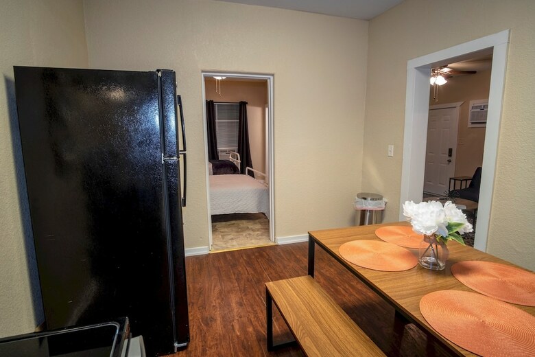 Cozy Downtown Guest House 2br/1ba Sleeps 8