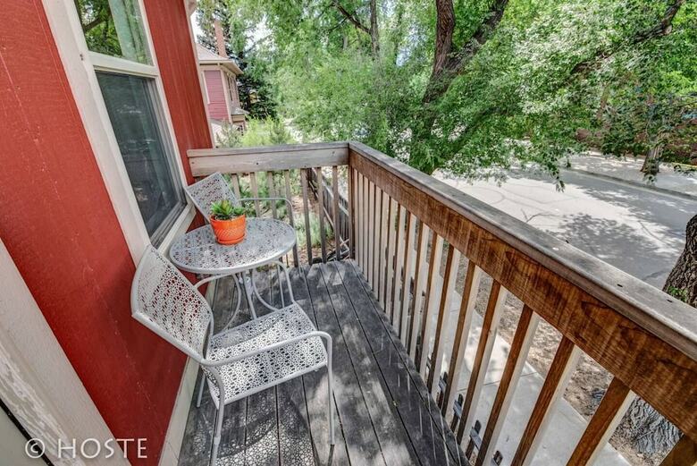 Romantic Getaway King Bed 1min To Restaurants!