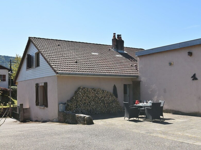 Spacious Holiday Home With Sauna In Celles-sur-plaine