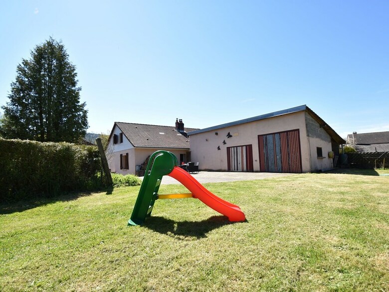 Spacious Holiday Home With Sauna In Celles-sur-plaine