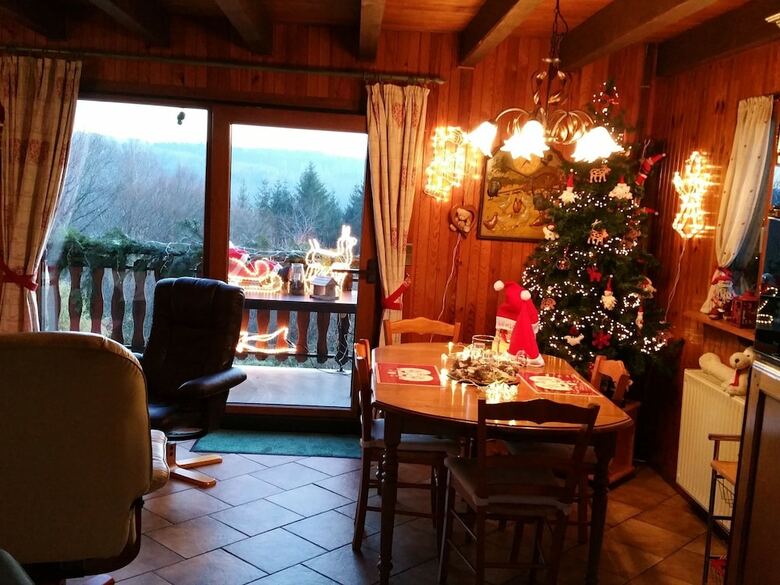 Cozy Chalet With Breathtaking Views In Hommert