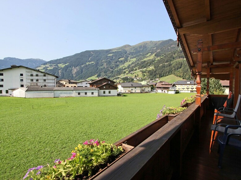 Cozy Apartment In Zell Am Ziller Balcony