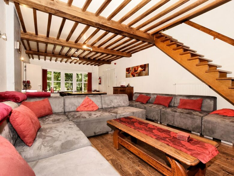 Vintage Holiday Home With Barbecue In Rendeux