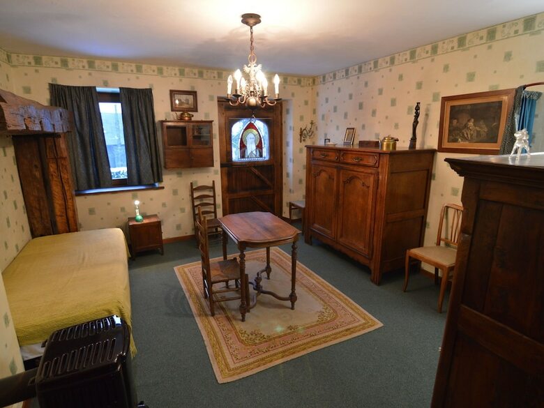 Charming Holiday Home In Halleux With Garden