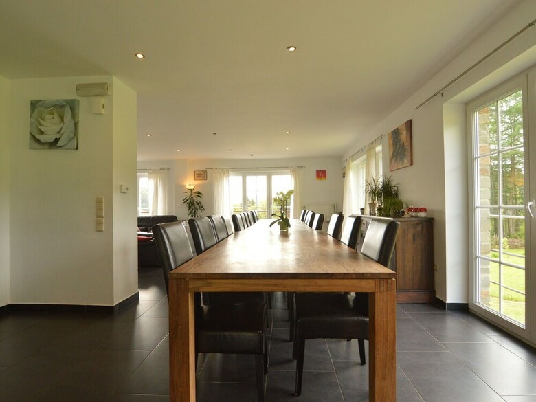 Luxurious Holiday Home With Nice Garden