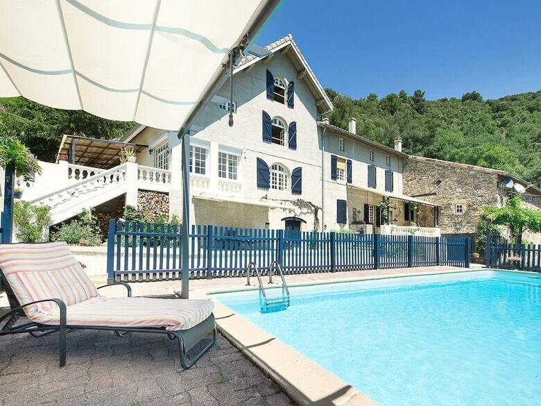 Charming Holiday Home In �tables With Swimming Pool