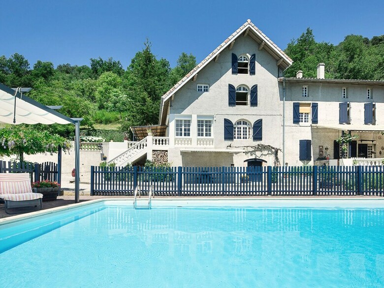 Charming Holiday Home In �tables With Swimming Pool