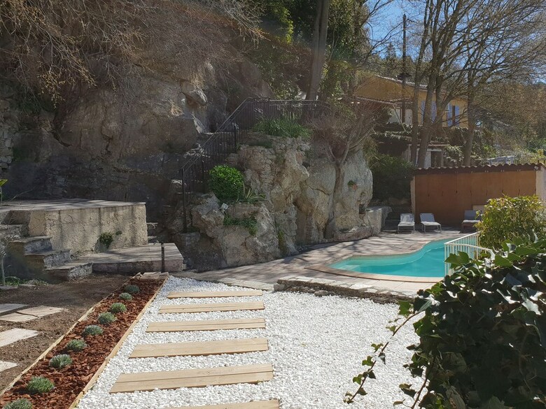 Charming Villa In Meounes-les-montrieux With Jacuzzi